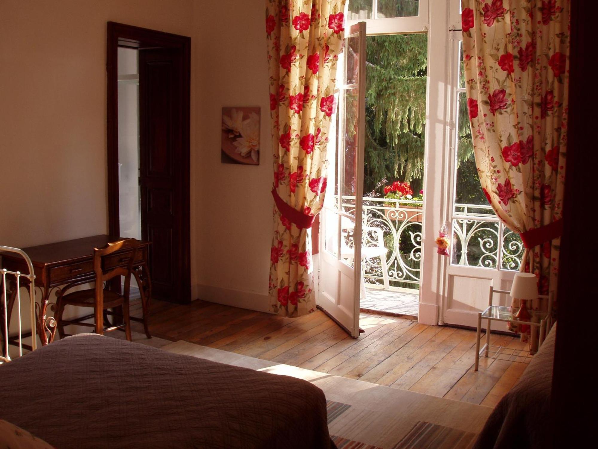 Bed and Breakfast Castel De La Pique Bagnères-de-Luchon Habitación foto